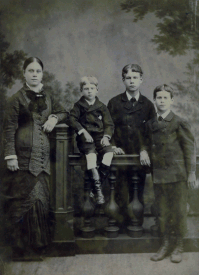 Wilhelmina Suzanna Petronella MG (1836-1914) met haar zonen George van Lansberge (1873-1940), Reinhart Frans van Lansberge (1866-1886) en Willem Hendrik Jan van Lansberge (1876-1944)